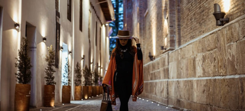 How to travel alone, women traveling